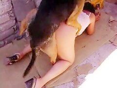 mujer sexy complacida por perro